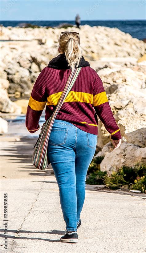 big booty walking